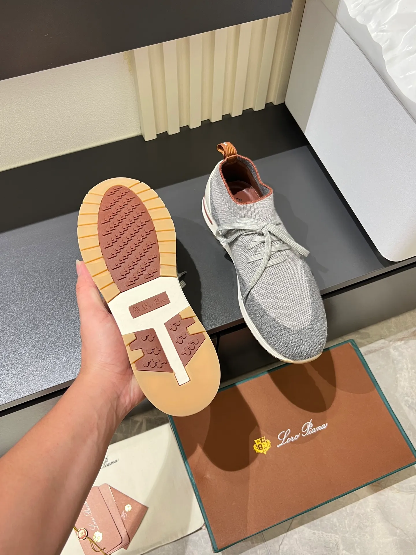 Men's Men's Shoes 💰p380 Loro Men's Shoes 💰piana/Noyo Piana 360 L Men's Shoes 💰p Flexy Walk Men's Sports Shoes These sports shoes are made of knitted wool uppers, and the heel is wrapped in smooth calf leather. Merino sheep are selected from Australia and New Zealand. The upper is machine-woven like a sweater, and then equipped with a white rubber outsole and a Kummel-colored sole. It is both beautiful and non-slip. The fabric is 100% cashmere and the insole is calf leather. It is super comfortable on the feet! Comes with full original packaging! Multiple colors available! Size: 38-44 (45 customized)